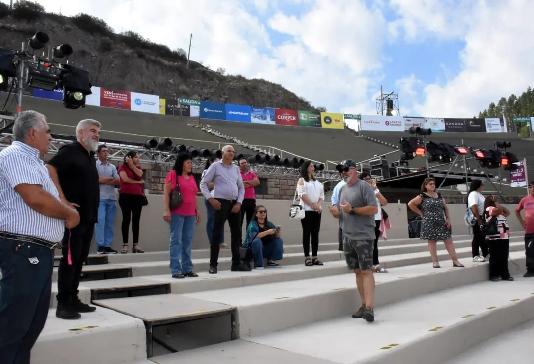 Viñateros y cosechadores recorren la “ciudad oculta” detrás del escenario y descubren cómo se construye la Vendimia desde adentro.