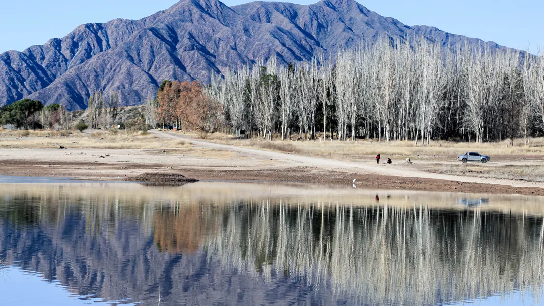 Reflejo de la montaña en el Dique Potrerillos
