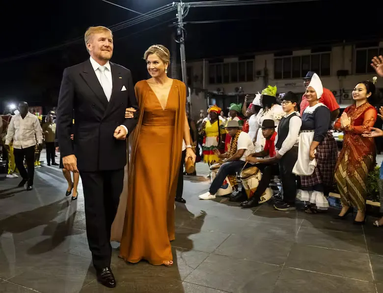 Su vestido marrón con destellos anaranjados se convirtió en el protagonista de la jornada.