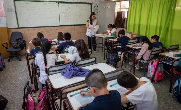 El camino para consolidarse como maestro de grado en las escuelas primarias de la Argentina es una carrera de resistencia más que de velocidad.