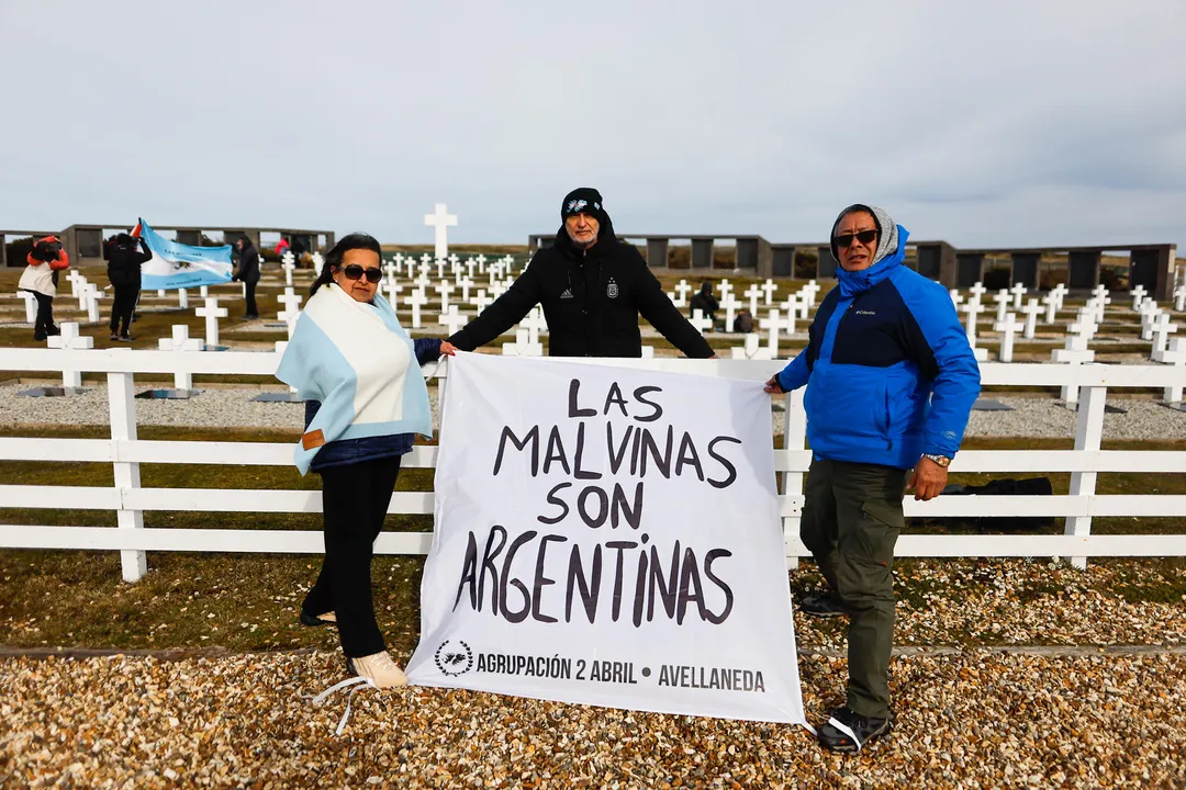 Durante un homenaje, los veteranos desplegaron una bandera inspirada en la de la Selección Argentina.