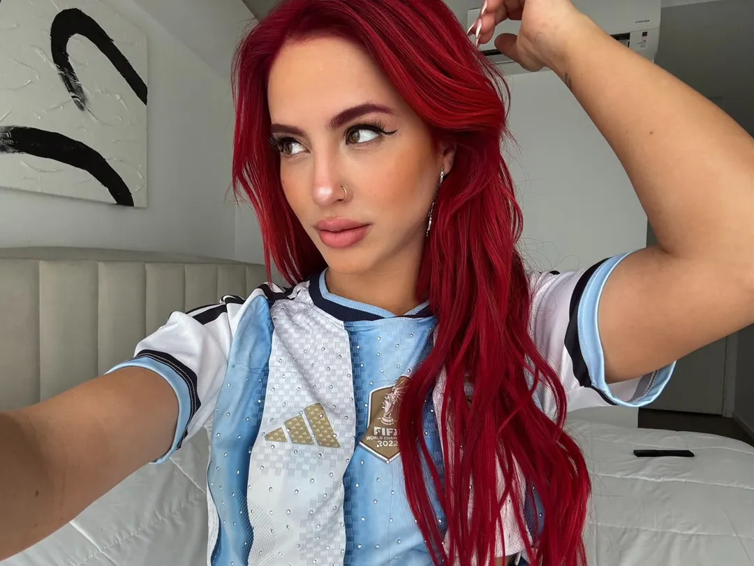 Flor Vigna combinó la pasión futbolística con una producción fotográfica destinada a sus plataformas exclusivas.