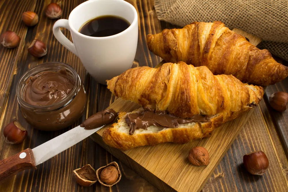 Aunque parece sofisticada, la receta de medialunas rellenas de Nutella puede hacerse fácilmente en casa con ingredientes básicos.