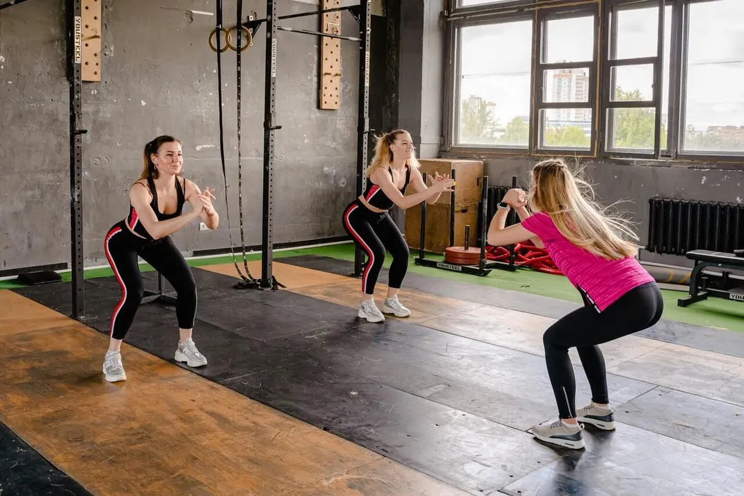 Entrena en casa Puedes practicar diferentes tipos de sentadillas Foto: Pexels