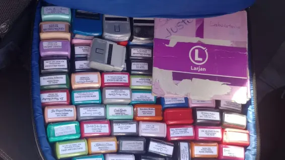 Los sellos encontrados en el auto del padre del dueño de la clínica.