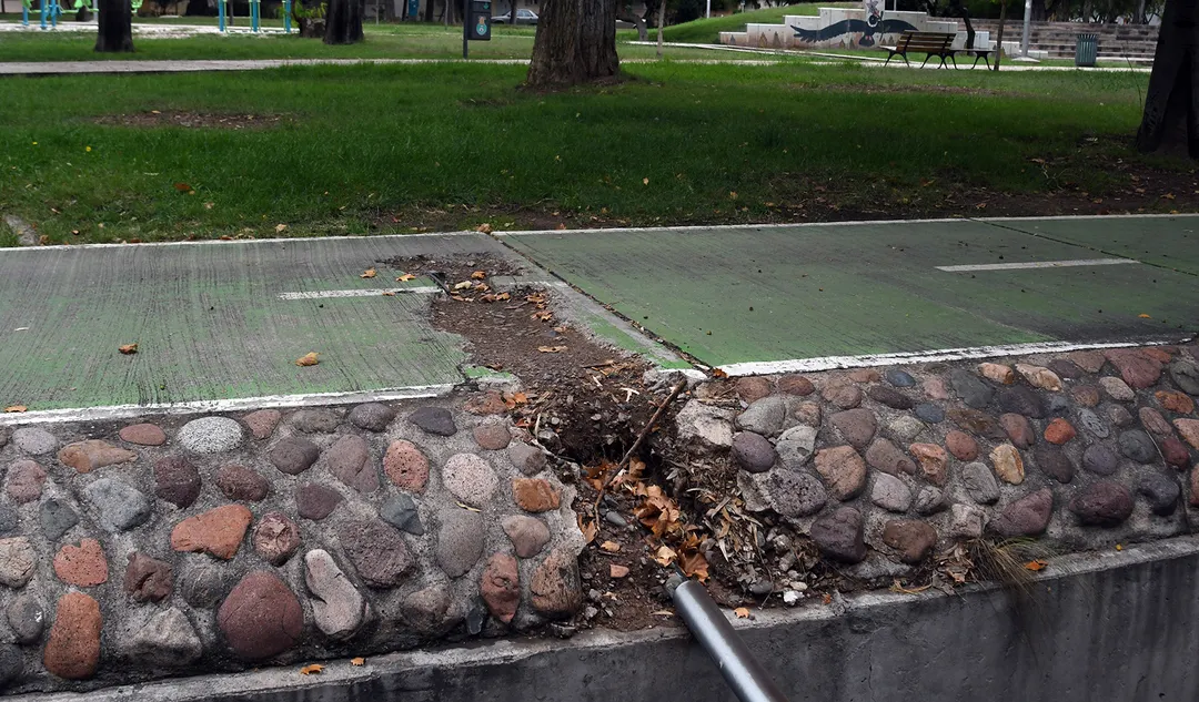 Frente al barrio Cano, también se observan daños importantes. Allí, un caño roto habría generado un pozo que afectó la estructura de la infraestructura ciclista.  