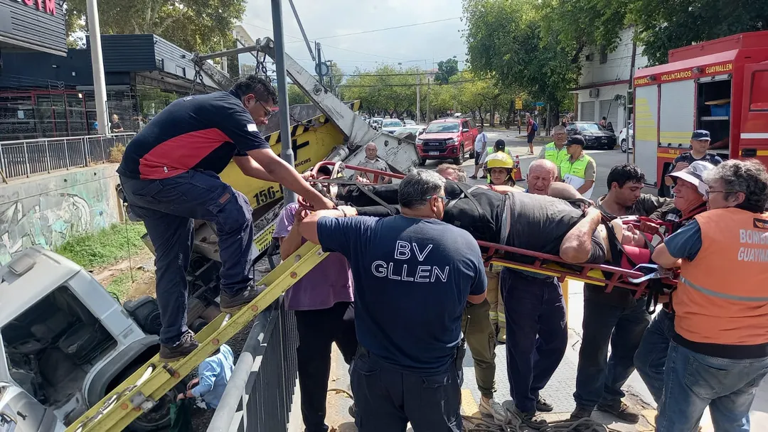 El camionero debió ser rescatado
