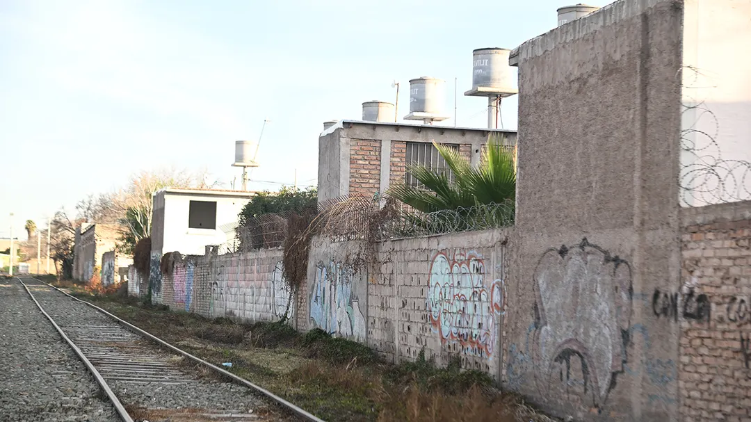 Las vías del tren de carga pasan a solo 3,5 metros del complejo.