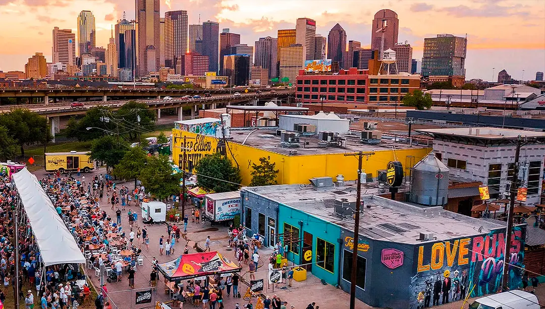 Entre murales, música y vida nocturna, la Compañía Cervecera Deep Ellum resume la transformación de un antiguo barrio industrial en uno de los polos más creativos de Texas.