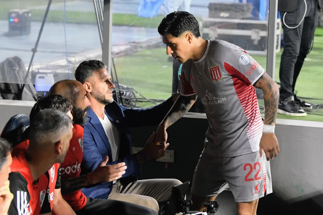 Enzo Pérez y el frío saludo con Martín Demichelis en un River-Estudiantes tiempo después de aquel episodio. 