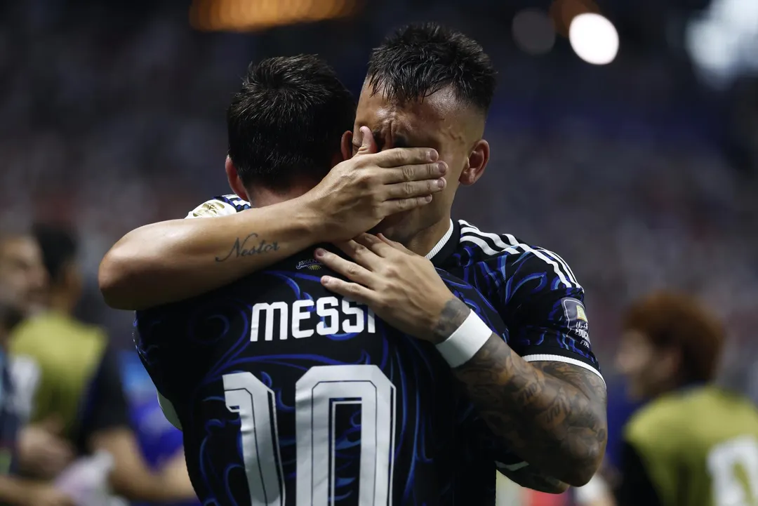 Lautaro Martínez abraza a Leo Messi en el festejo del 2-1 y no logra ocultar su tremenda emoción.