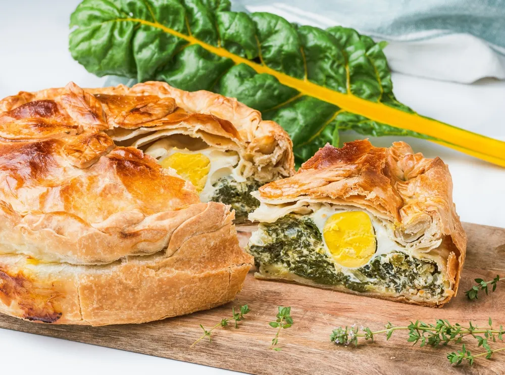 La receta de tarta pascualina tiene origen italiano y era típica en Pascua, de ahí su nombre.