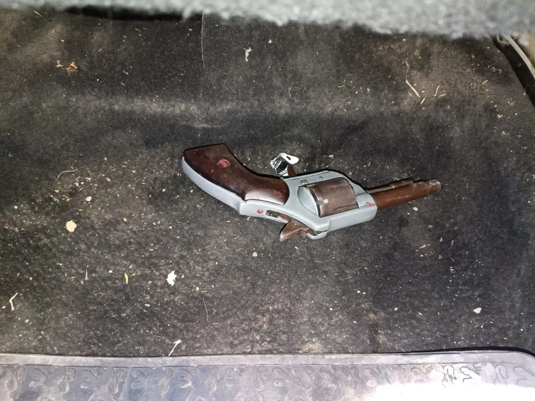 Uniformados encontratron un revólver calibre 22 dentro de un vehículo demorado en medio de un operativo