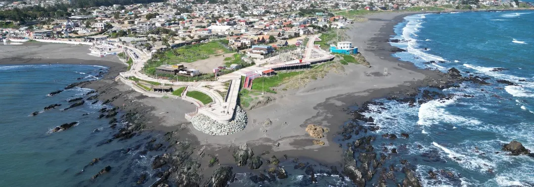 Pichilemu, el pueblo surfista de Chile, mantiene su espíritu libre y bohemio entre olas, ferias y atardeceres frente al Pacífico.