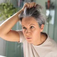 Tres cambios en la ducha que transforman el aspecto de tus canas