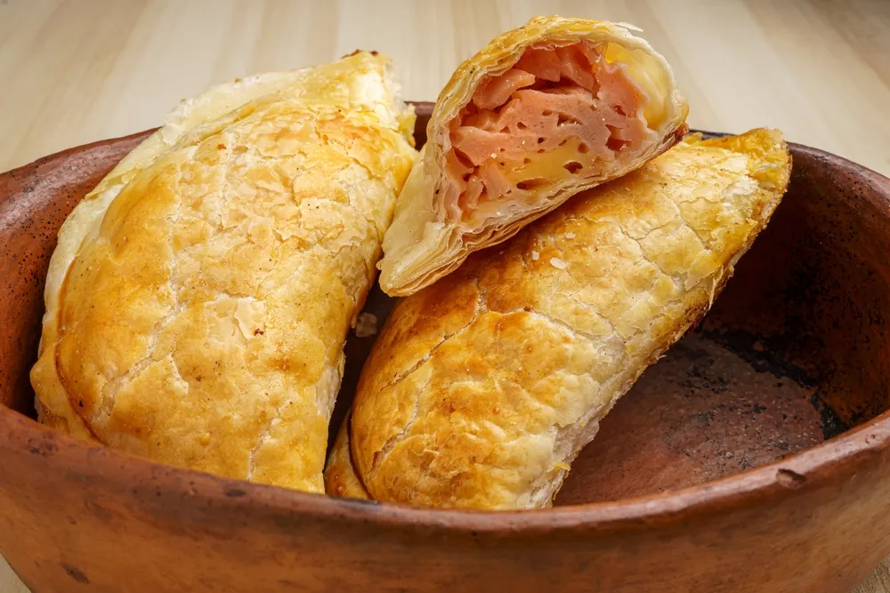 Aunque parece moderna, la receta de empanadas de jamón y queso tiene décadas de tradición en cocinas familiares y panaderías.