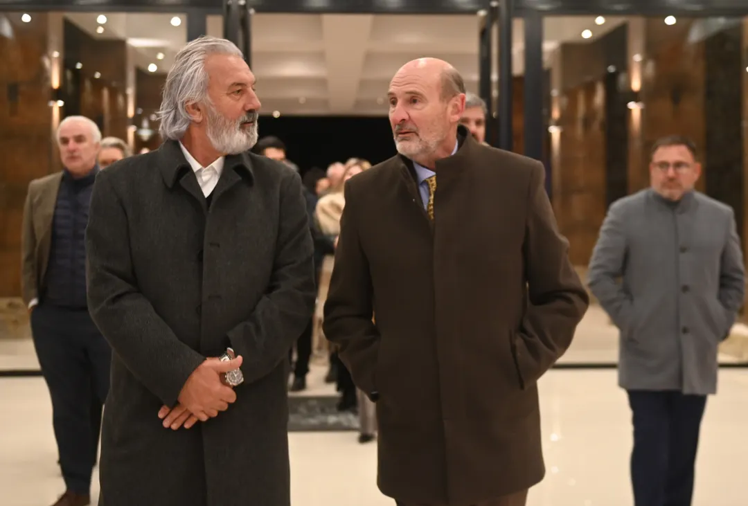 Edgardo Parlanti, de Lomas del Malbec, recibiendo al ministro de Producción Rodolfo Vargas Arizu.