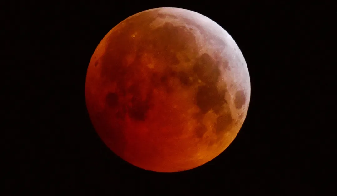 En muchas tradiciones, la Luna roja fue considerada un presagio de cambios o transformaciones.