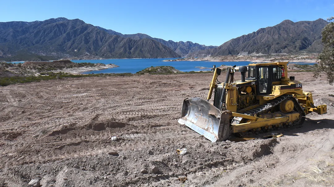 Máquinas trabajan en el terreno. 
