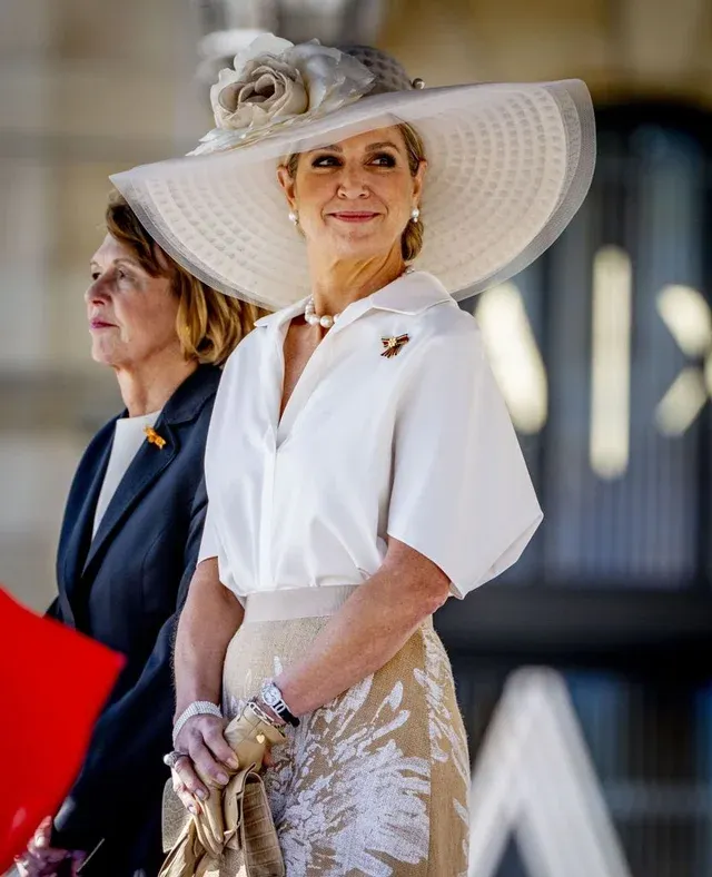 La reina eligió una gargantilla con variación de tamaños, pulsera, pendientes y un anillo.