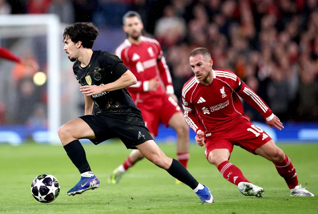 Vitinha enfrentando a Mac Alister en un Liverpool-PSG por la Champions.