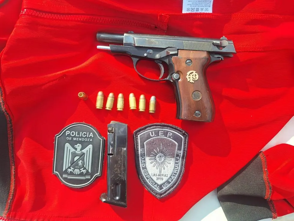 Arma, municiones y cartucho secuestradas durante la maniobra ralizada en Las Heras. El portador del armamento las descartó cuando intentaba huir delos efectivos.