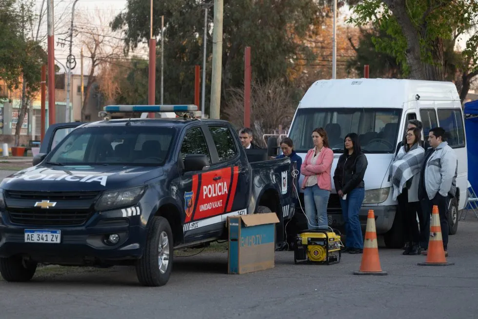 Los móviles policiales coparon las calles del barrio Santa Teresita, en Las Heras.