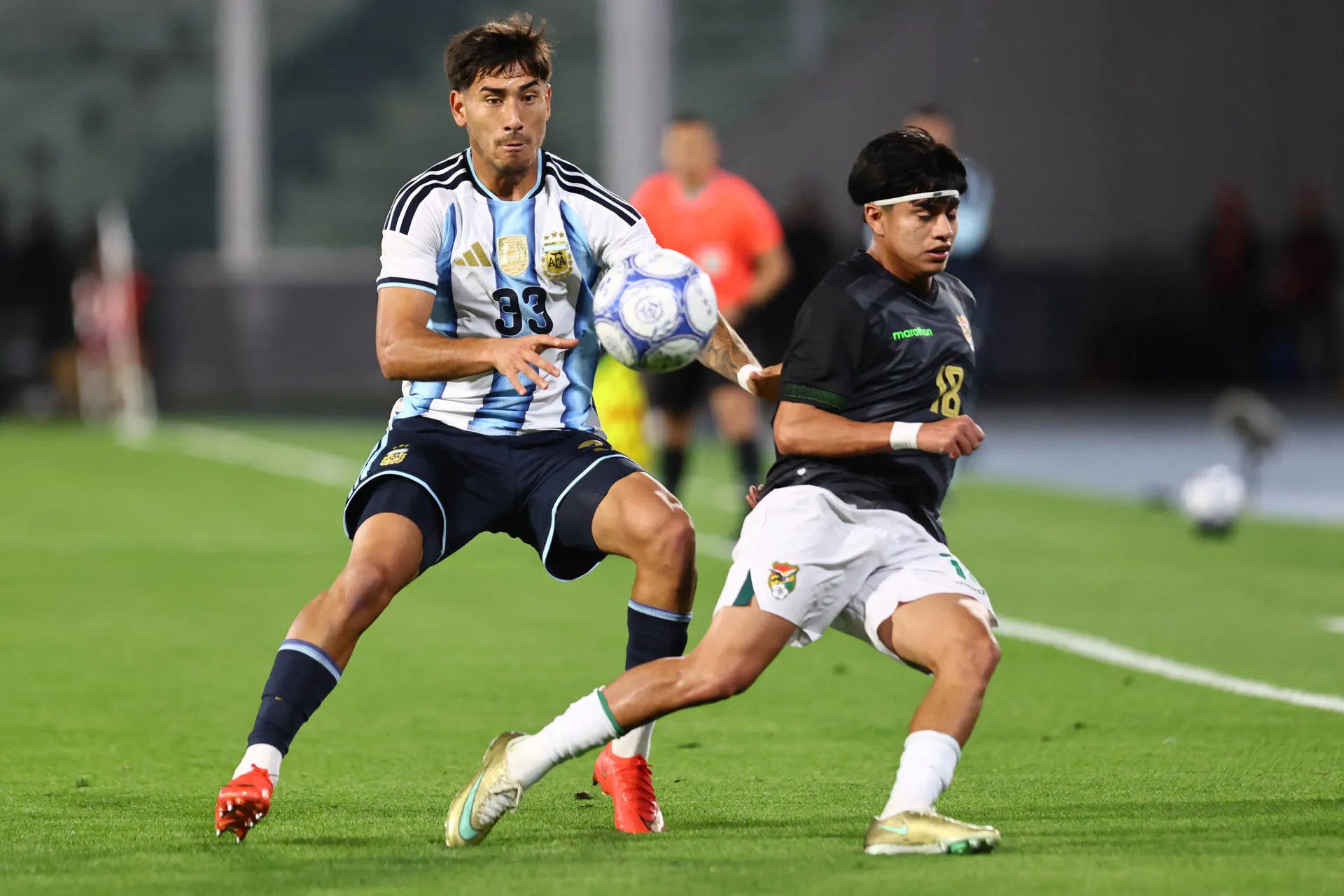 Román Vega jugó su primer partido con la camiseta de la Selección.