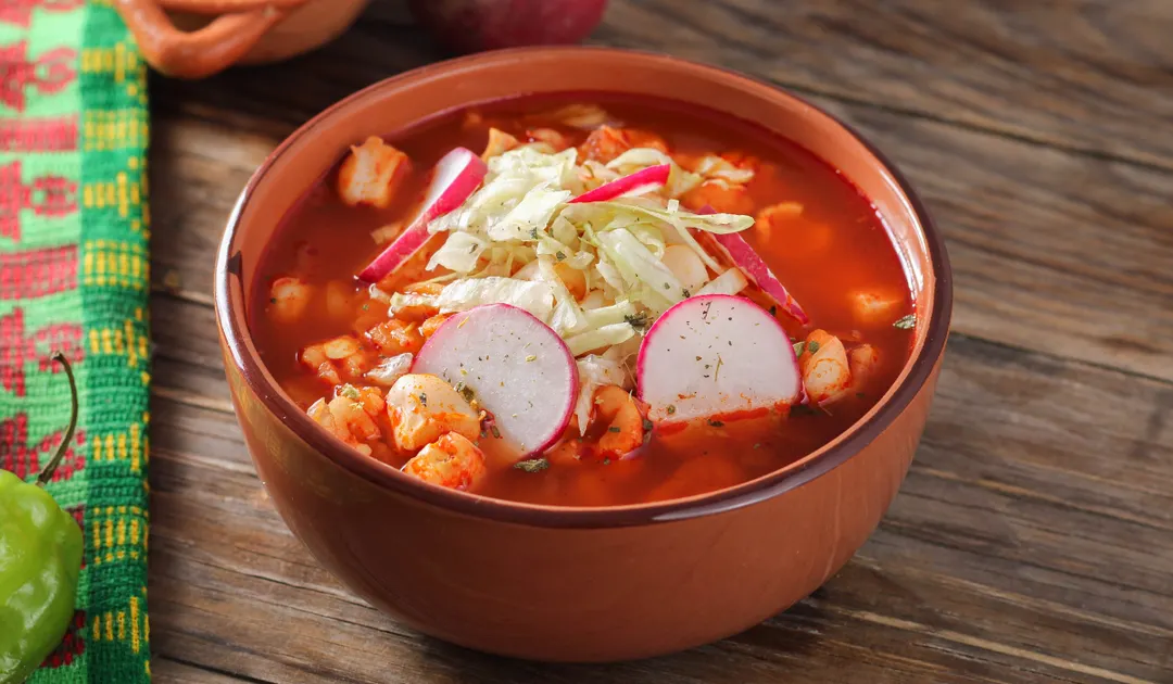 La receta de pozole rojo varía según la región de México.