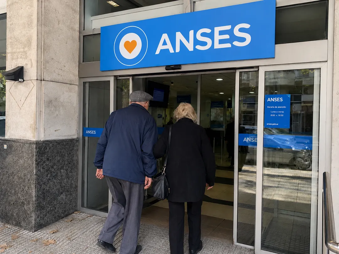 Jubilados, titulares de AUH, pensionados y beneficiarios de distintas asignaciones reciben sus depósitos según el DNI.