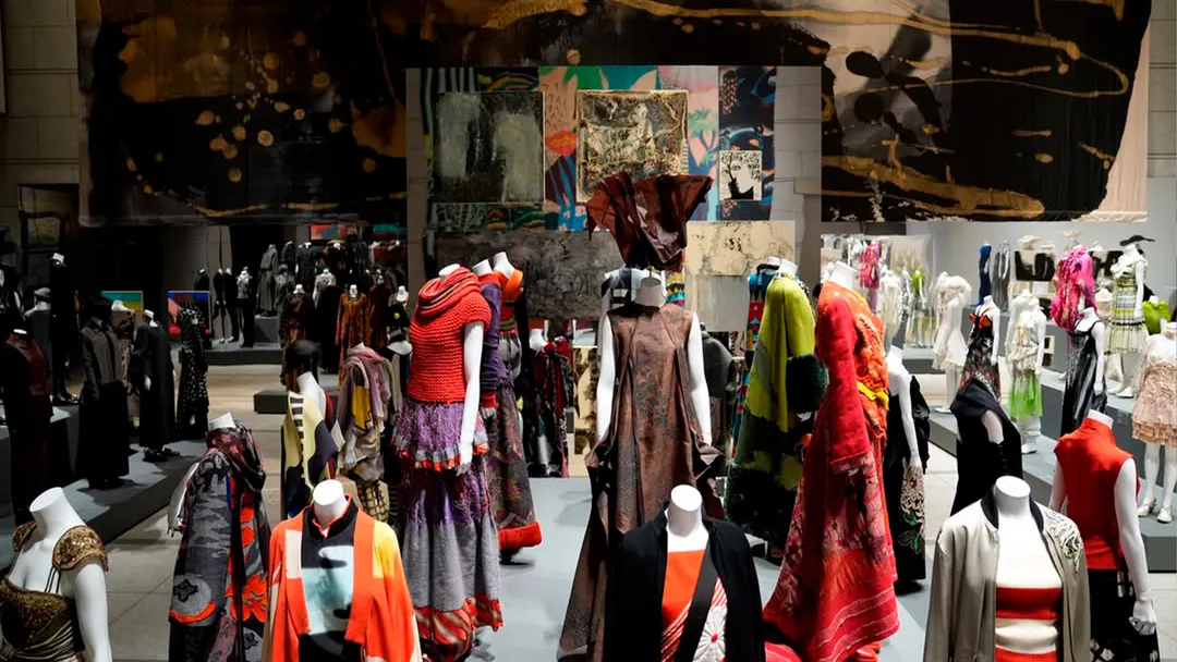 Oriente y Occidente. Distintas tradiciones culturales se encuentran en una misma estética (@hirokokoshino_official).