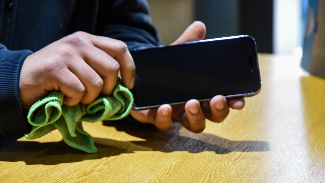 Reiniciar el teléfono y limpiar altavoces suelen resolver muchos problemas frecuentes de audio en celulares modernos.