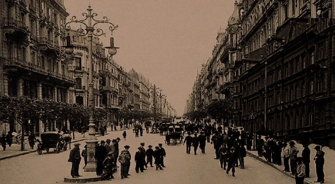 Avenida de Mayo en sus comienzos. En el sector derecho de esta foto se superpone una imagen de un edificio situado en Austria, lo que muestra un parecido en el look, estilo y arquitectura en general, ya que parecen la misma avenida. Foto: 
