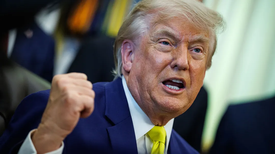 Donald Trump, presidente de Estados Unidos, ahoga a Irán. Foto Efe