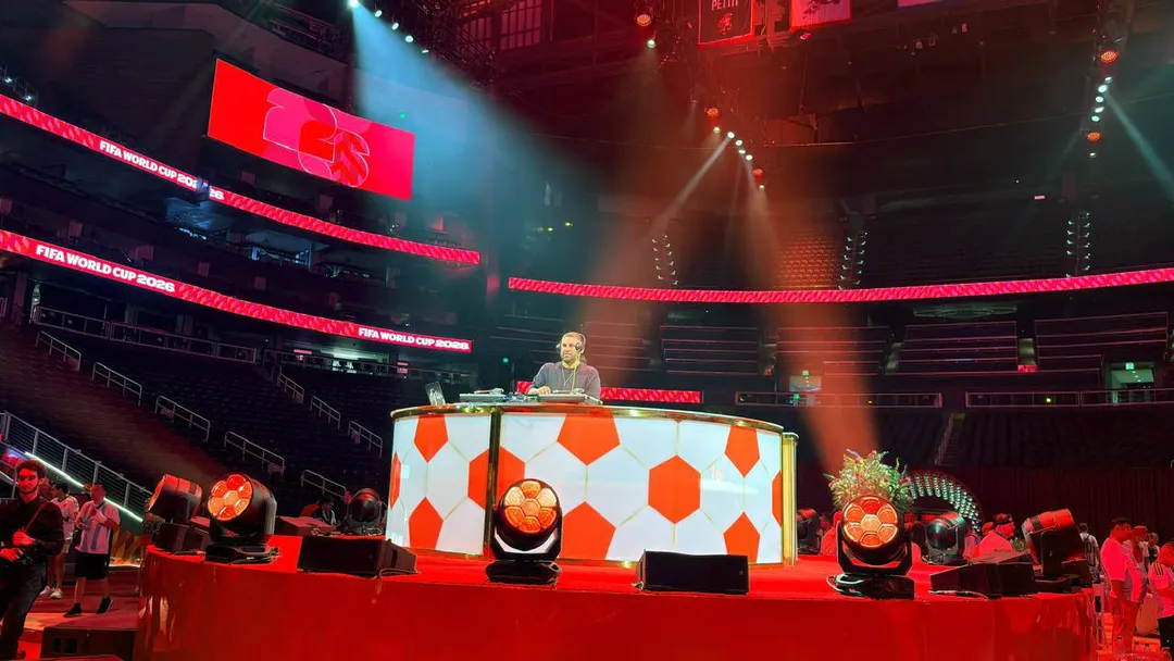 Un DJ anima la previa en el estadio cerrado donde se montó el hospitality.