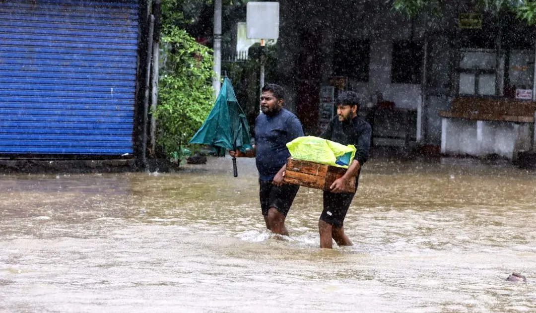 Los equipos de rescate trabajan en medio de las inundaciones y se buscan desaparecidos en Tailandia y Sri Lanka. Foto Efe