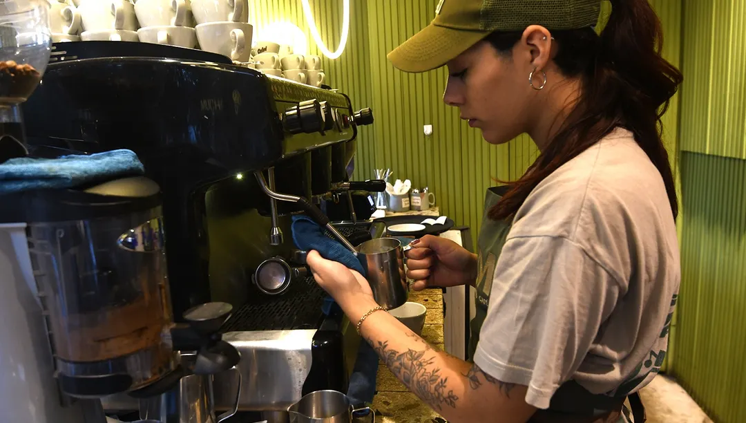 Las nuevas cafeterías de especialidad transformaron las calles de la Ciudad de Mendoza con diseños minimalistas y propuestas de autor.