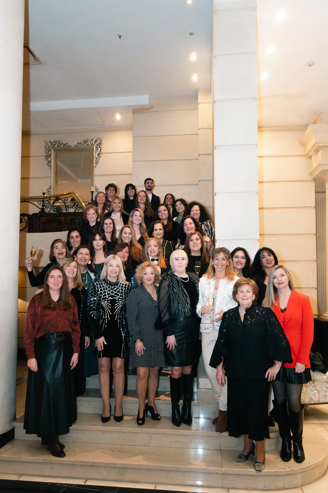 Las socias y Amigas de A.MU.V.A. y una foto oficial en la bellísima erscalinata de Diplomatic.