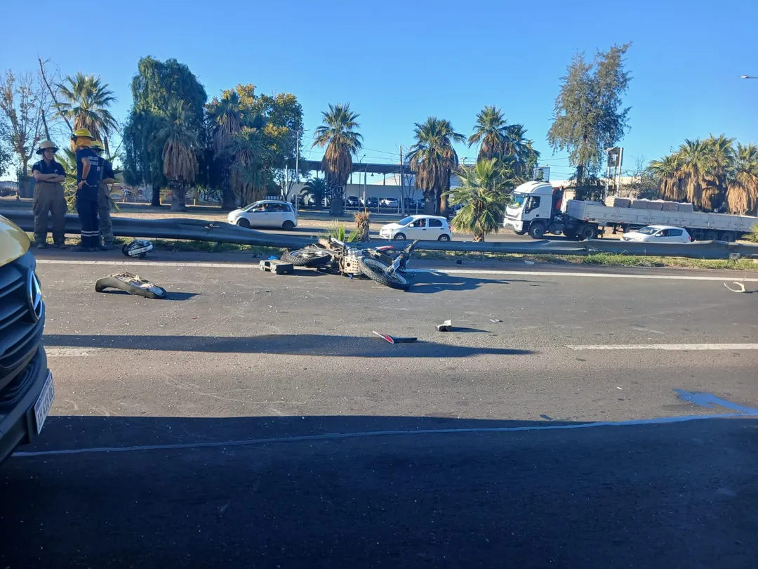 La moto quedó tirada en el Acceso Este.