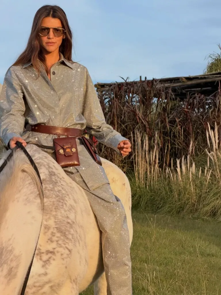 La actriz combinó la estética rural con un conjunto metalizado de Stella McCartney.