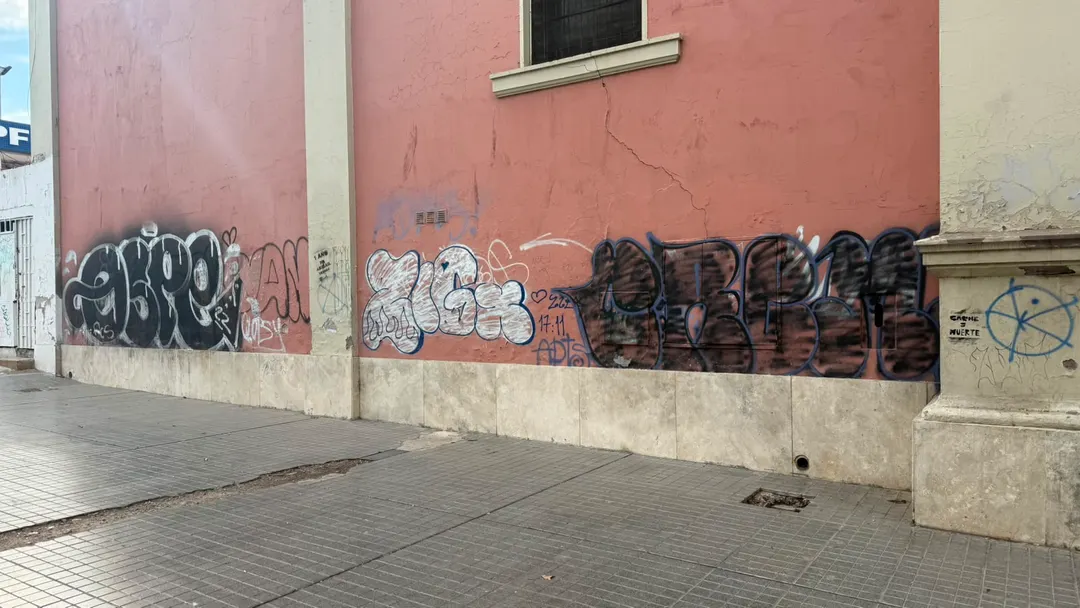 Una de las paredes ha sido vandalizada.