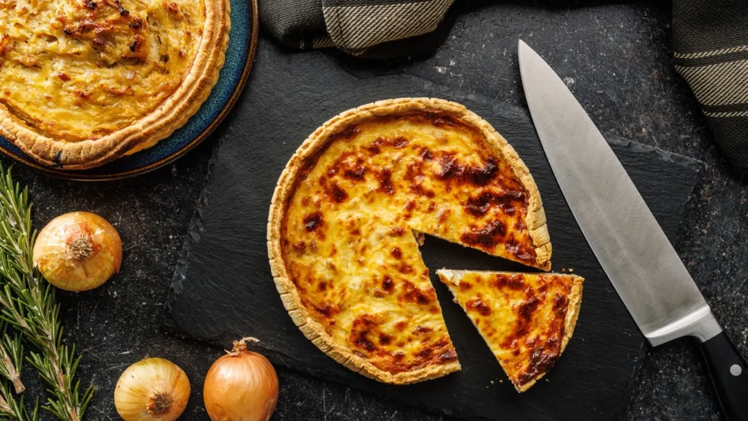 En panaderías y confiterías, la receta de tarta de cebolla es una de las opciones saladas más vendidas junto a la de jamón y queso.