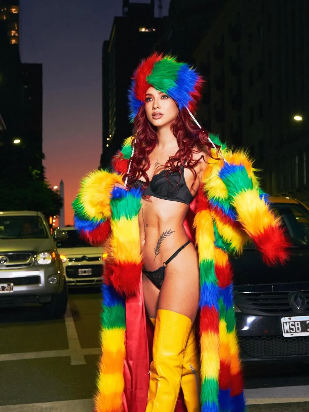 La artista se animó a una producción maximalista llena de sensualidad y color.