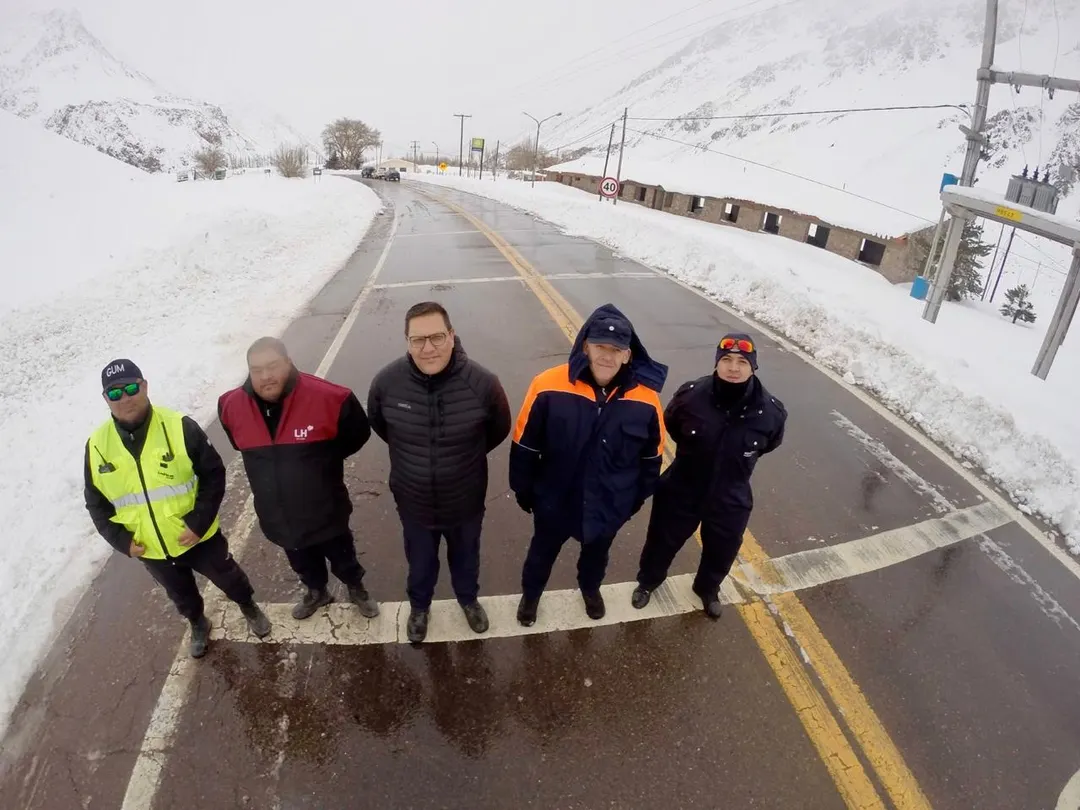 Personal de Vialidad Nacional, la Guardia Urbana de Las Heras y la Policía de Mendoza trabajan en conjunto en alta montaña.