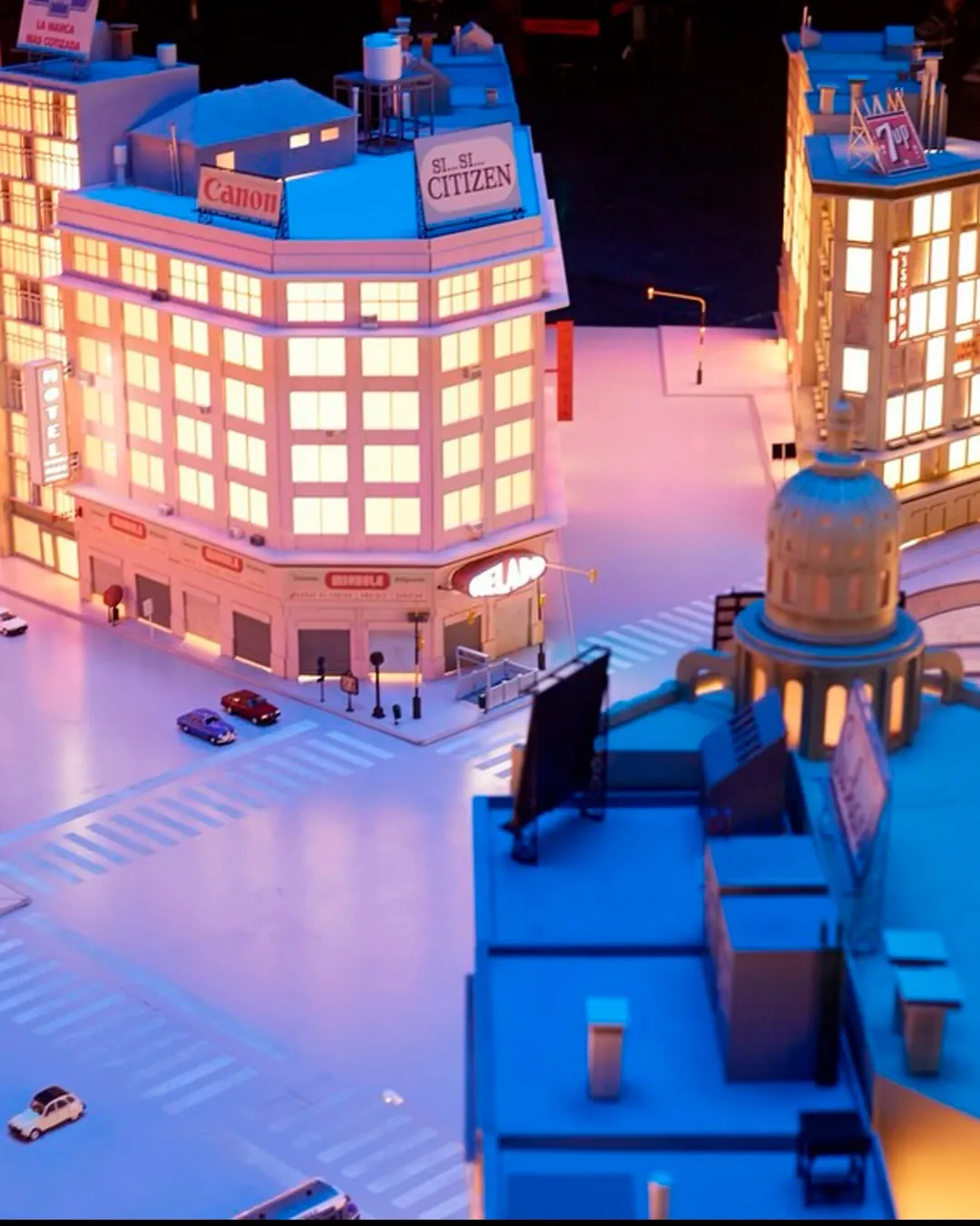 La maquetación a escala de una parte de la Ciudad de Buenos Aires se convirtió en el escenario central para la serie de la gran diva argentina, la figura que asegura tener calle, cordón y vereda.