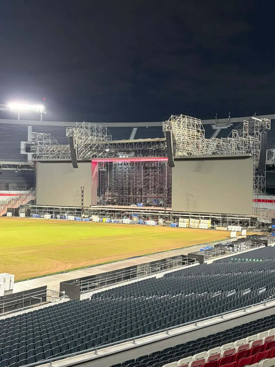 Así está el escenario para el show de Lali en River.