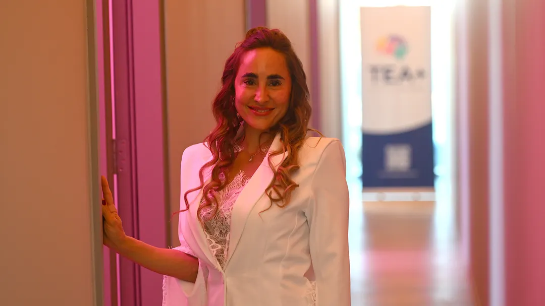 La neuropsicóloga Berenice Lemoine, directora general de TEA+, supervisa cada ruta terapéutica con una mirada integral sobre el paciente, la familia y el entorno.