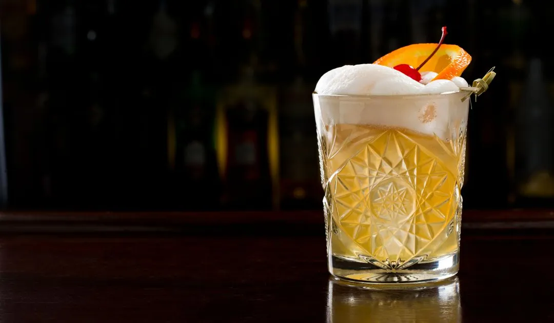 Whisky Sour. Ideal para quienes buscan un trago fresco, equilibrado y con una presentación elegante.
