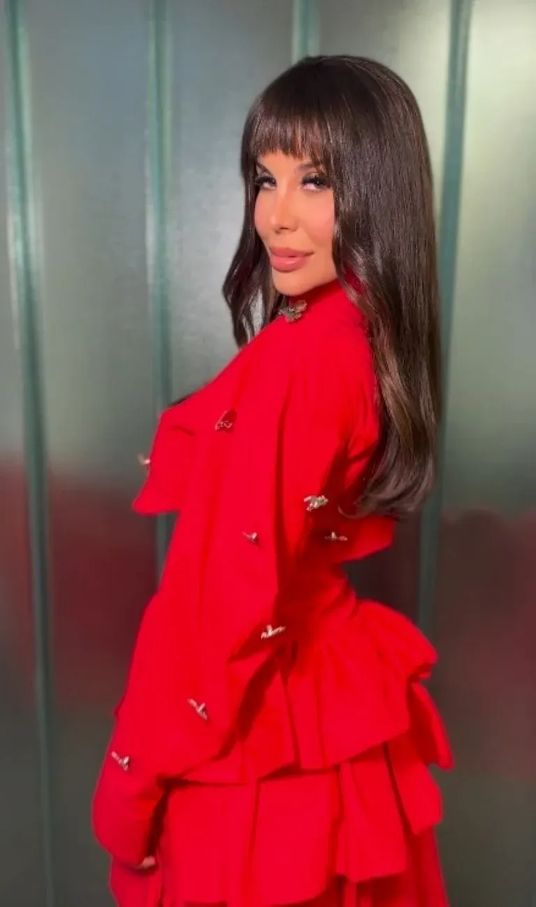 Charlotte Caniggia confirmó el microflequillo como el corte de 2025.