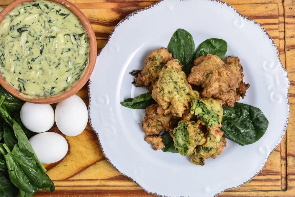 Los buñuelos tienen raíces en la cocina campesina, receta creada como forma de aprovechar sobras y verduras de estación.